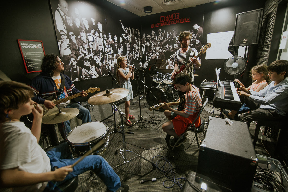 School of Rock y Atlantic Records lanzan programa gratuito de búsqueda de cantautores adolescentes