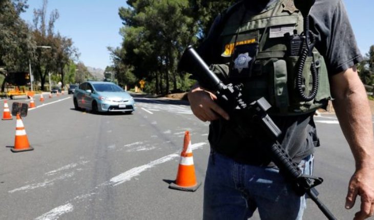 translated from Spanish: Synagogue shooting: one dead and three injured in an armed attack in California