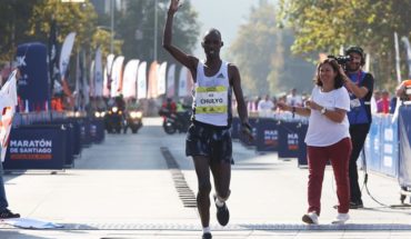 translated from Spanish: The Kenyan Jacob Kibet wins the marathon of Santiago with superiority