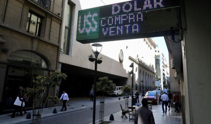 translated from Spanish: The dollar declines more than $1 after the announcement of greater involvement of the Central