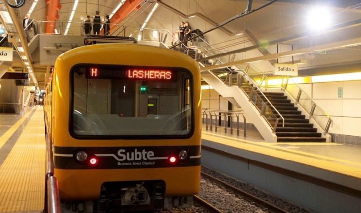 translated from Spanish: The subway Metrodelegados joined the strike on April 30