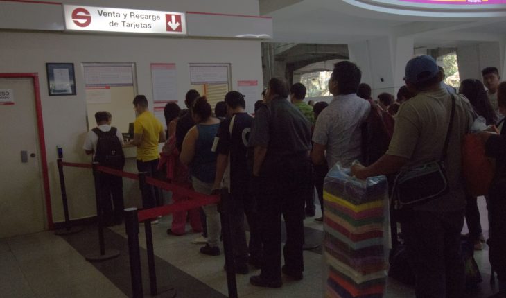 translated from Spanish: They assail Cuautitlán, the suburban train station ticket office