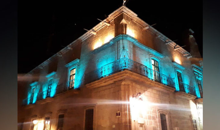 translated from Spanish: To commemorate the world autism day, illuminate blue