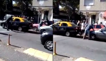 translated from Spanish: Video: Fierce feud between taxi driver and conductor in Villa Urquiza