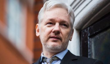 translated from Spanish: Wikileaks founder Julian Assange was arrested by British police