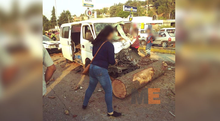 Cargamento de troncos se desprende del camión que los transportaba en Zitácuaro, un muerto, 10 heridos y 14 vehículos dañados