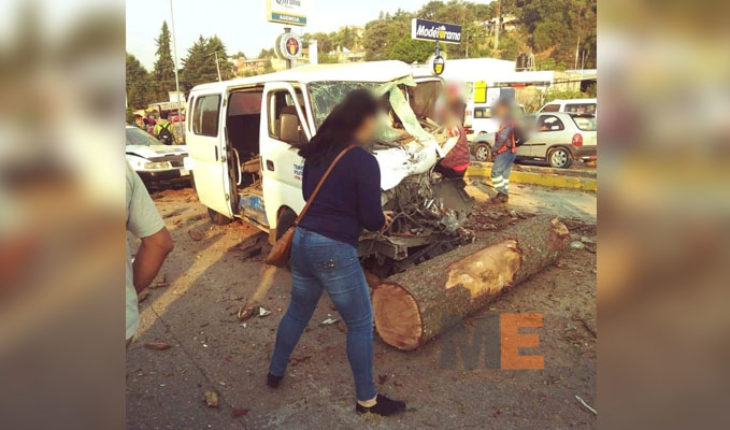 Cargamento de troncos se desprende del camión que los transportaba en Zitácuaro, un muerto, 10 heridos y 14 vehículos dañados