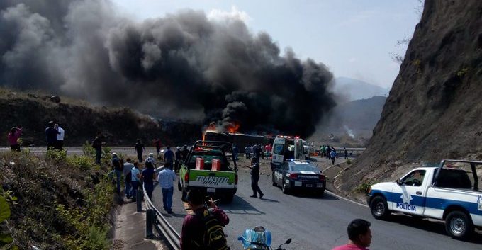 Choque entre autobús y tráiler deja decenas heridos en Veracruz