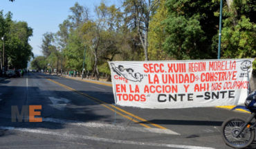 Educadores en Michoacán celebran Día del Maestro con protesta frente a Finanzas