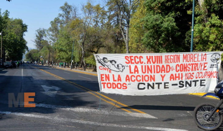 Educadores en Michoacán celebran Día del Maestro con protesta frente a Finanzas