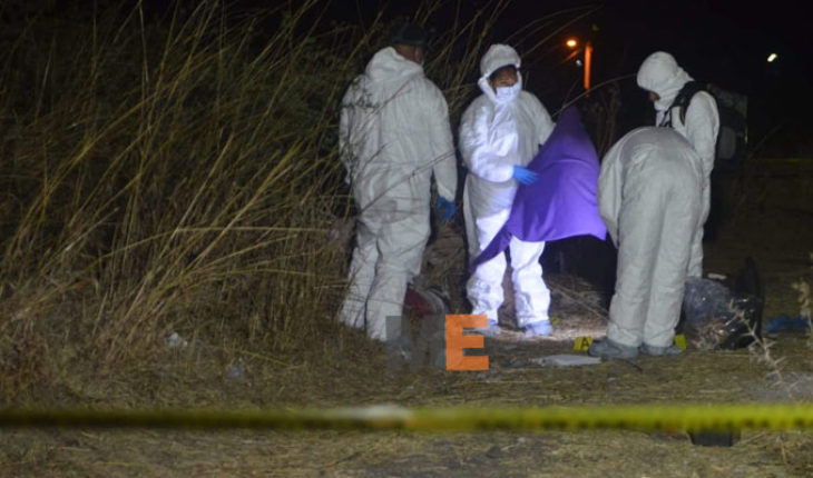 Encuentran el cuerpo de un hombre encobijado y con signos de violencia, a un lado de la carretera Morelia