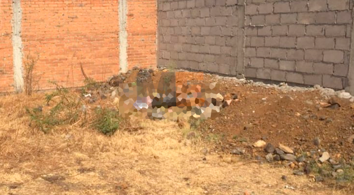 Encuentran un cadáver envuelto en plástico y con letrero en Morelia, Michoacán