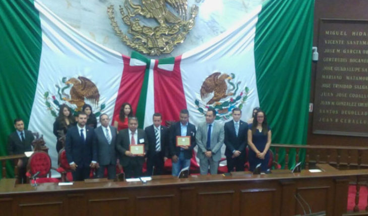 Entrega Congreso “Medalla Michoacán al Mérito Docente” a las Normales de Arteaga