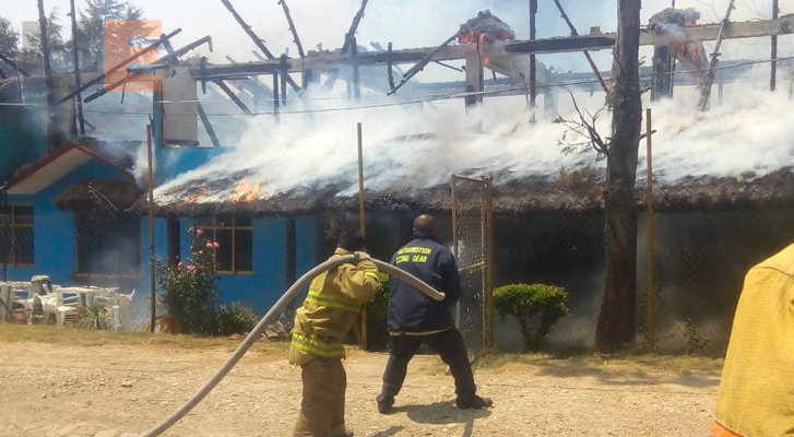 Incendio consume un restaurante en Zitácuaro, Michoacán