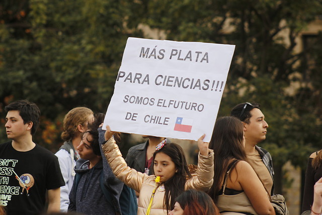 Investigadores chilenos salieron a la calle en una nueva marcha mundial por la ciencia