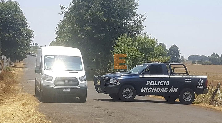 Localizan cadáver de una muejer con el tiro de gracia en carretera de Chavinda, Michoacán