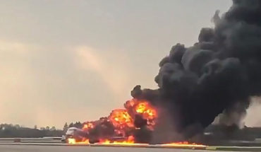 Pasajero del avión incendiado en Rusia, grabó el dramático aterrizaje entre fuego