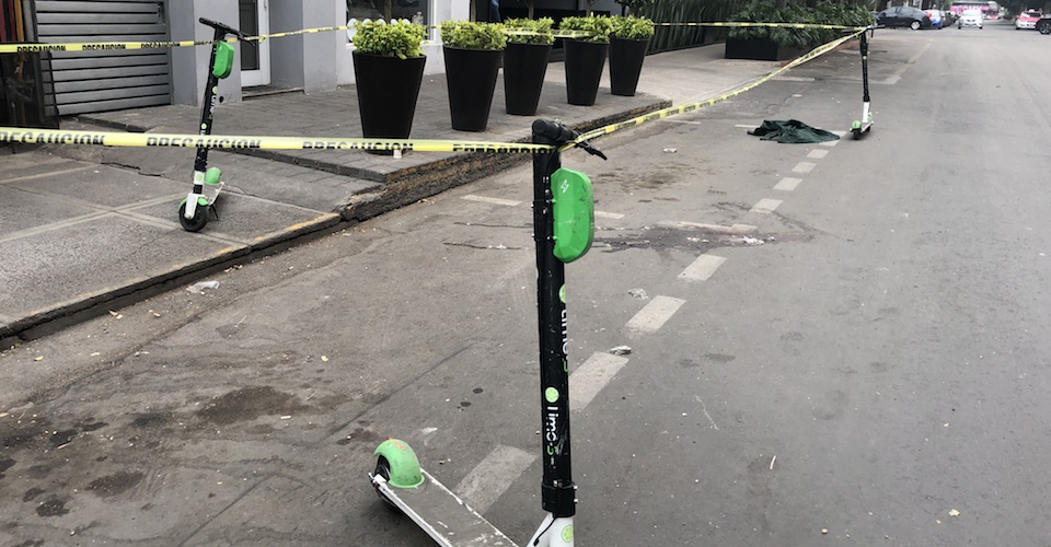 Procuraduría resguarda con tres scooters escena de asesinato