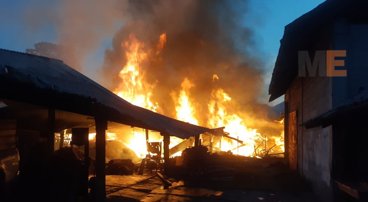 Se incendia un aserradero en Huajúmbaro, municipio de Hidalgo, Michoacán