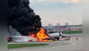 Se incendia un avión en pleno vuelo, fallecen 41 pasajeros, en Rusia