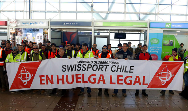 Tensión máxima en el Aeropuerto de Santiago: manifestación provoca intensos incidentes