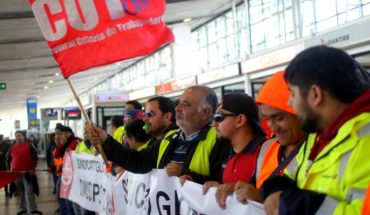 Trabajadores en huelga de Swissport cortaron accesos del aeropuerto de Santiago esta madrugada