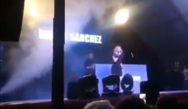 [VIDEO] Lluvia de huevos obliga a Marta Sánchez a huir en pleno show