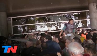 Video: Incidentes con los taxistas en Aeroparque: grúa, tensión y gas pimienta