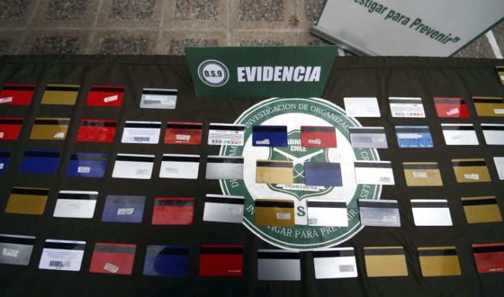 translated from Spanish: 8 people detained by massive bank-card cloning