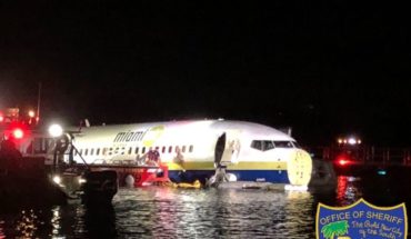 translated from Spanish: A plane had faults in landing and ended up in the river