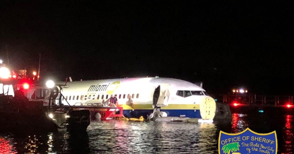 A plane had faults in landing and ended up in the river