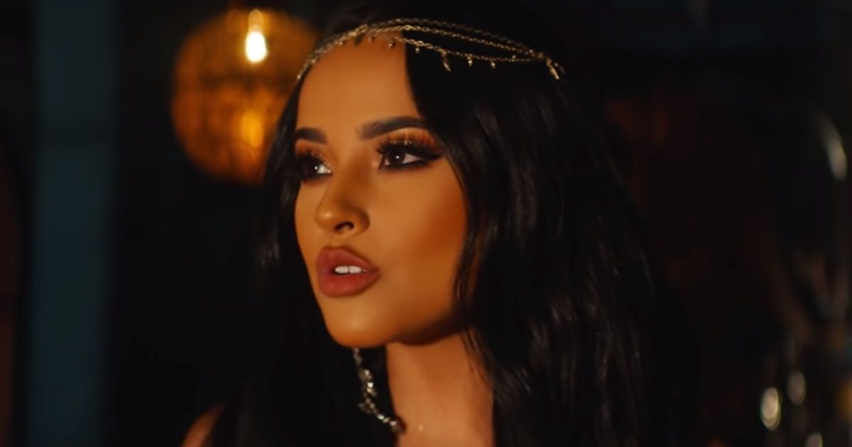 "Aladdin": That's how Becky G looks in the videoclip of "an ideal world"