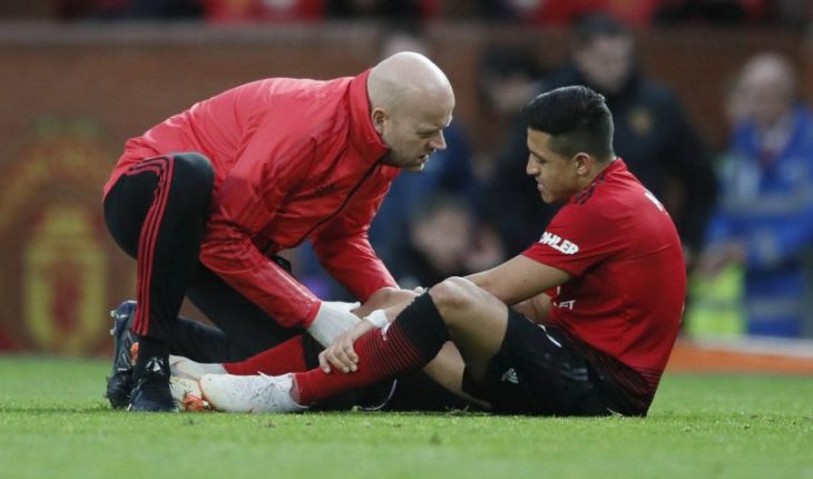 translated from Spanish: Alarms turn on: Alexis Sanchez got injured in Manchester United tie
