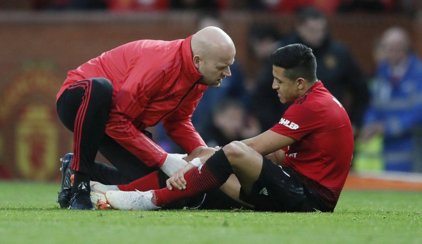Alarms turn on: Alexis Sanchez got injured in Manchester United tie