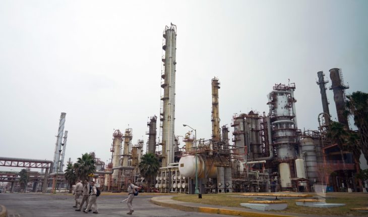 translated from Spanish: Dutch firm wins first two-mouth refinery contract