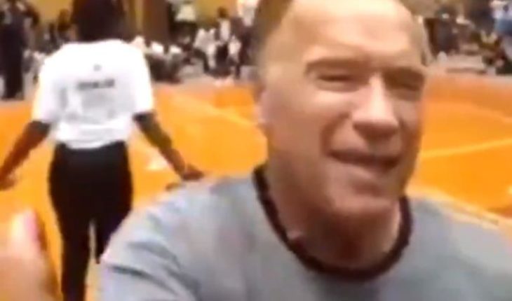 translated from Spanish: Arnold Schwarzenegger receives a Patadon