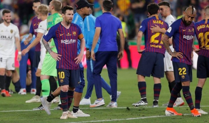 translated from Spanish: Barcelona lost 2 to 1 to Valencia and Messi ran out of the King’s Cup