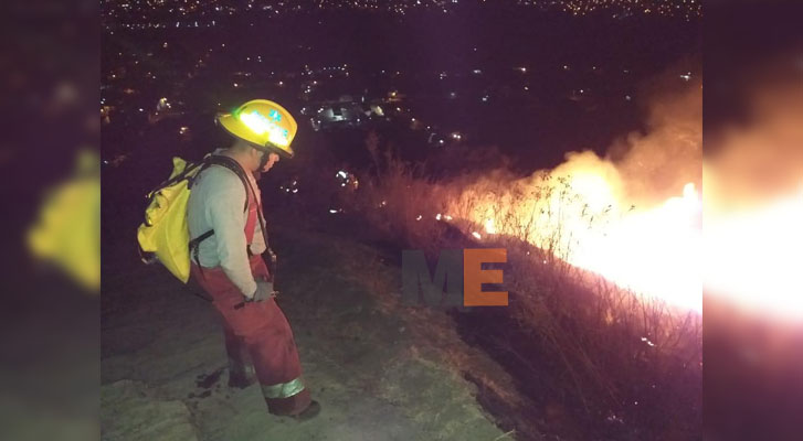 Burn with torches the Cerro de Jicalán, in Uruapan, Michoacán
