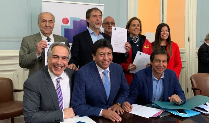 translated from Spanish: Congress of future signs agreement with communes of Chile