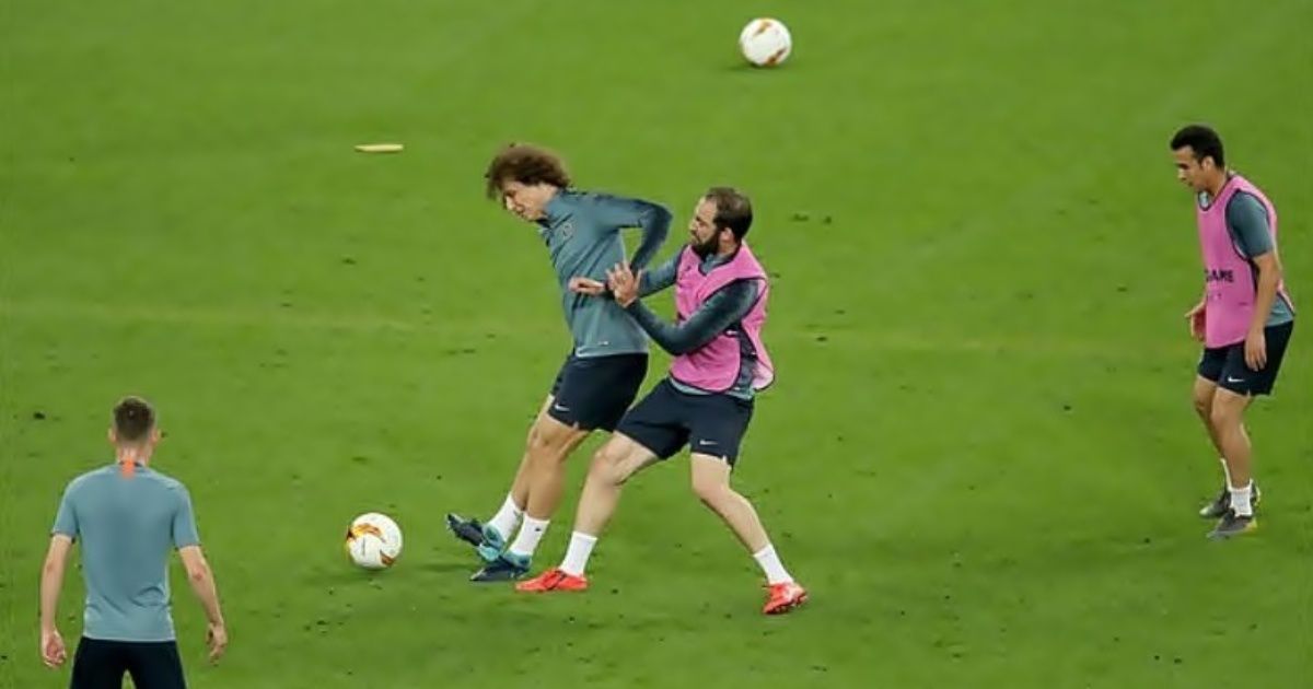 Gonzalo Higuaín crossed with David Luiz to a day of the final of Europe League