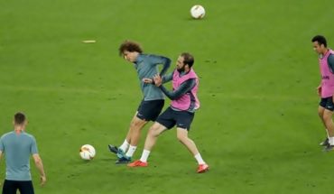 translated from Spanish: Gonzalo Higuaín crossed with David Luiz to a day of the final of Europe League