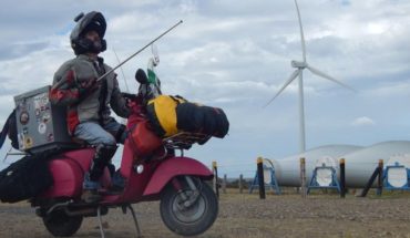 translated from Spanish: He crossed the mountain range and fulfilled 500 days of travel in his scooter