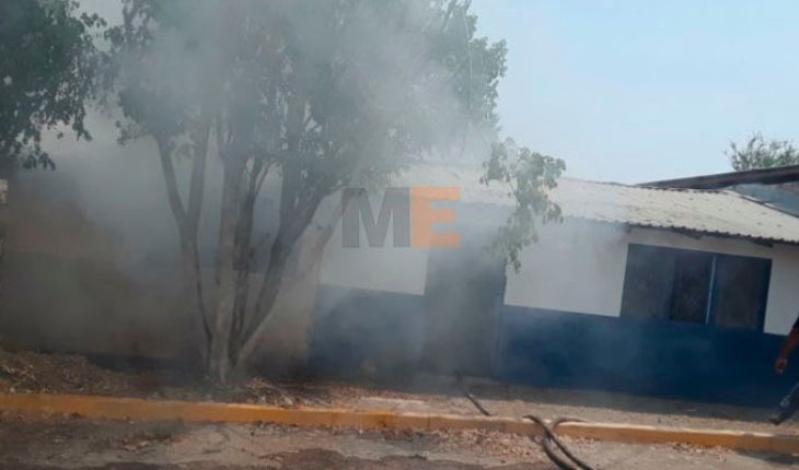 translated from Spanish: Home is burned in Apatzingán by explosion of a cell phone