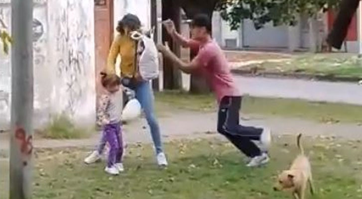 In Argentina they recorded a man hitting his partner, who had his daughter in arms (Video)