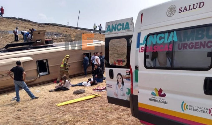 translated from Spanish: Increases to two the number of people killed in the bus tip-over in Morelia
