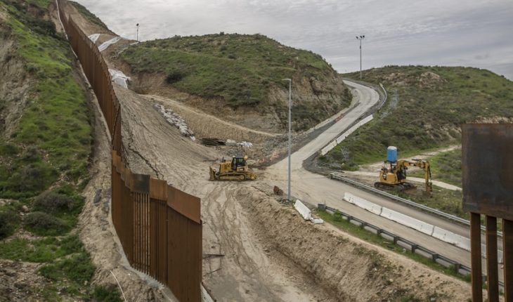translated from Spanish: Less Mexicans believe that Trump is going to build the wall