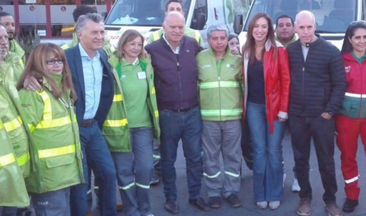 translated from Spanish: Macri returned to show along with Vidal and greeted the workers