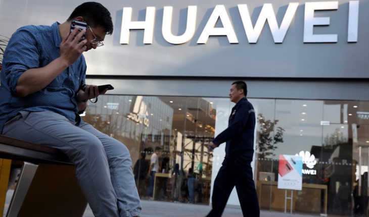 translated from Spanish: More companies suspend Huawei phone sales