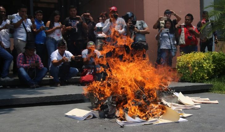 translated from Spanish: Protest against education reform teachers ends with destruction in Congress of Guerrero