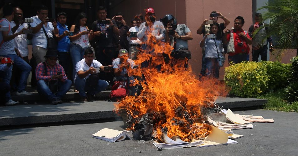 Protest against education reform teachers ends with destruction in Congress of Guerrero